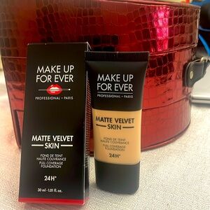 Make Up For Ever Matte Velvet Skin
Full Coverage Foundation Y215